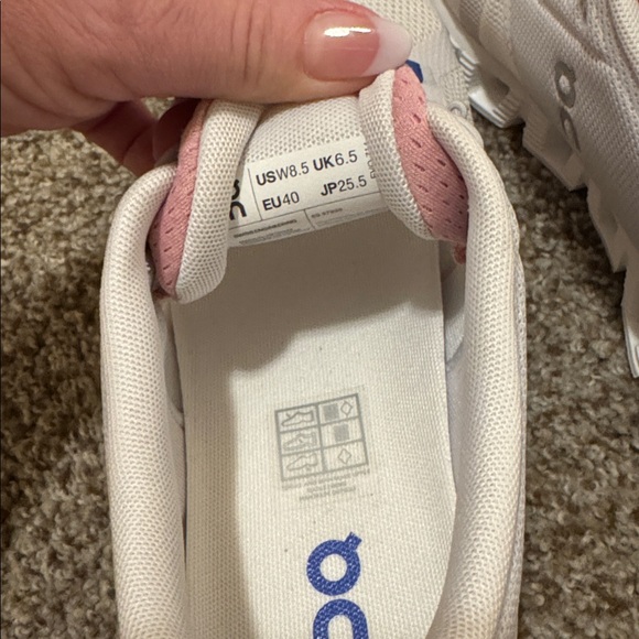 On Cloud shoes size 8.5 - Picture 4 of 4